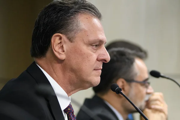 O ministro da Agricultura, Carlos Fávaro, atualiza a situação da gripe aviária no Brasil. Na coletiva, ele detalha as medidas de controle, monitoramento e prevenção adotadas pelo governo para evitar a propagação do vírus