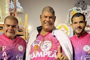 Milton Leite, presidente de honra da Estrela do Terceiro Milênio, desfila ao lado dos filhos Milton Leite, presidente de honra da Estrela do Terceiro Milênio, desfila ao lado dos filhos