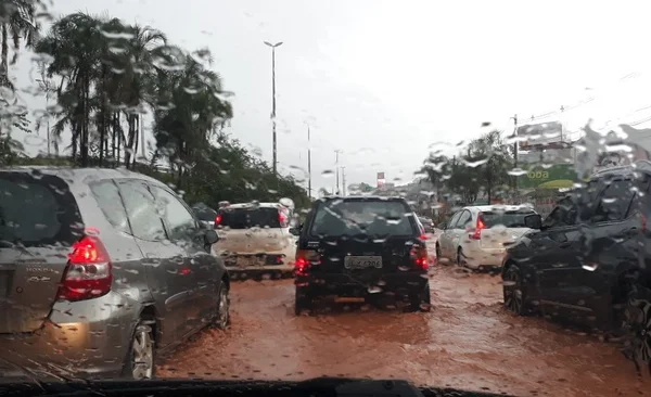 Forte chuva alaga vias do DF e forma “rio” nas ruas de Vicente Pires