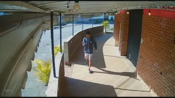 Imagem colorida mostra adolescente caminhando antes de ser esfaqueada no Rio de Janeiro - Metrópoles