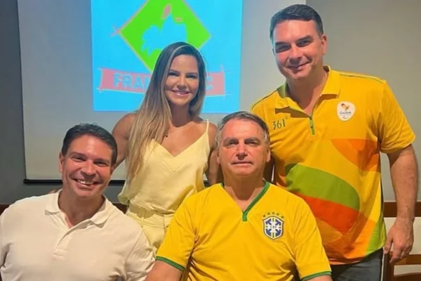 Imagem colorida de Rebeca Ramagem, Flávio e Jair Boolsonaro e Ramagem