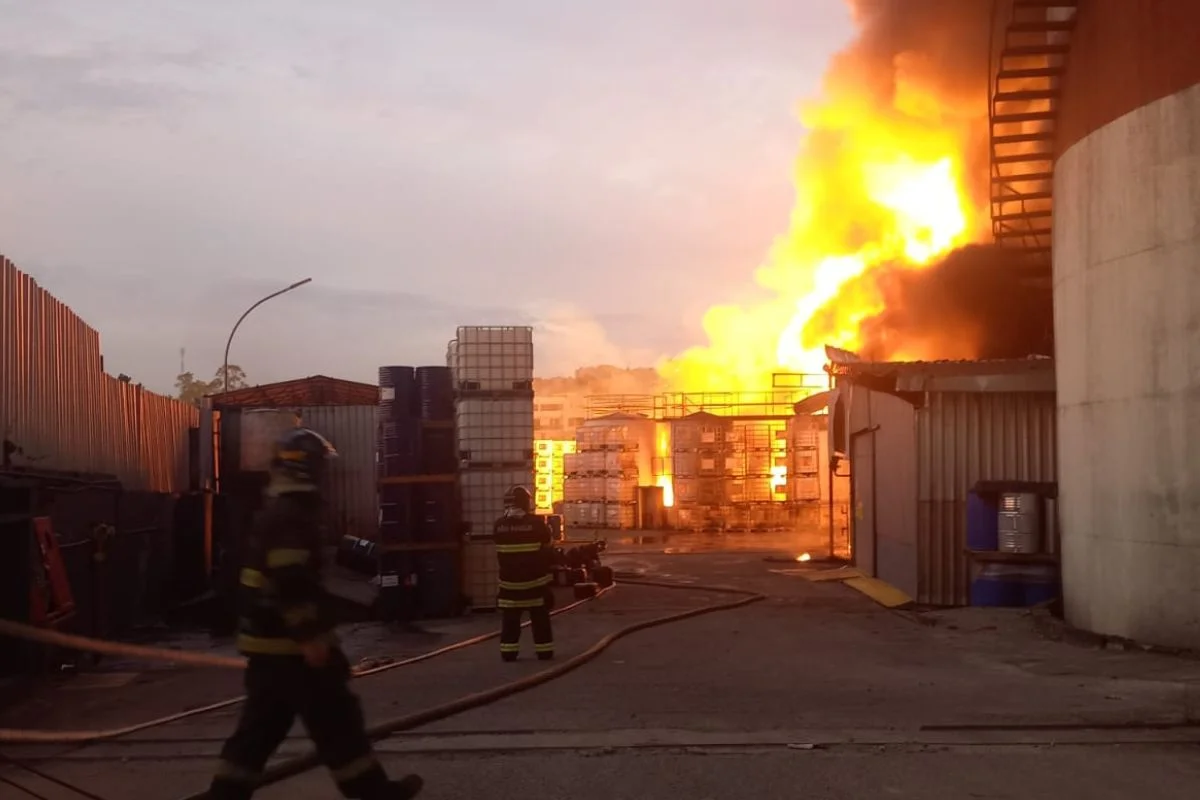 Fábrica foi evacuada preventivamente após incêndio atingir tanques de solventes. Imagens mostram chamas intensas e muita fumaça preta Fábrica foi evacuada preventivamente após incêndio atingir tanques de solventes. Imagens mostram chamas intensas e muita fumaça preta