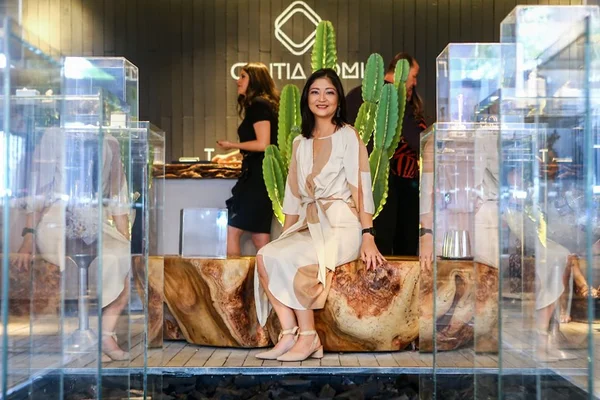 Designer Cyntia Tomi faz coquetel para celebrar experiência na CasaCor
