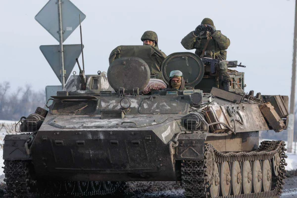 Um veículo militar russo é visto perto da vila de Oktyabrsky, região de Belgorod, perto da fronteira russo-ucraniana. No início de 24 de fevereiro, o presidente da Rússia, Putin, anunciou sua decisão de lançar uma operação militar especial depois de considerar os pedidos dos líderes da República Popular de Donetsk e da República Popular de Lugansk