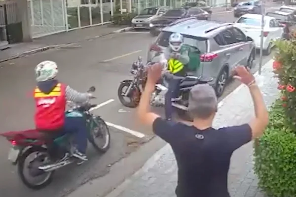 Motoqueiros cercam e assaltam pedestre