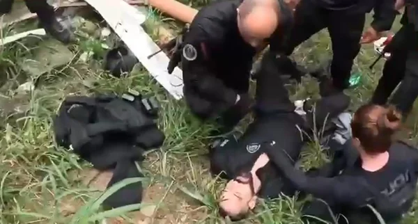 Polícial baleado sendo socorrido
