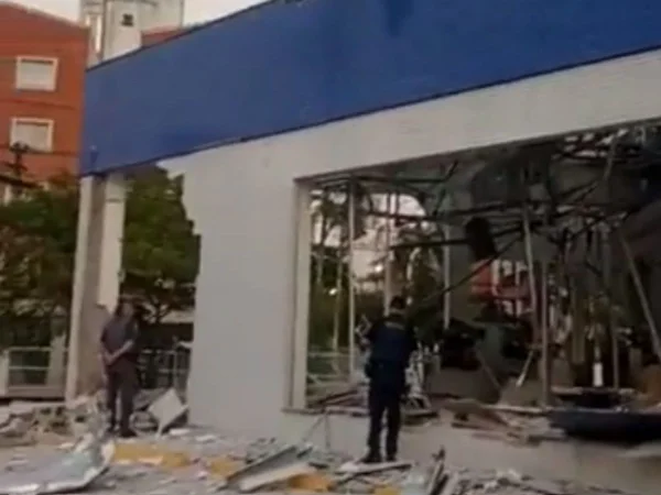 Vídeo: bandidos explodem agência bancária e trocam tiros com a polícia