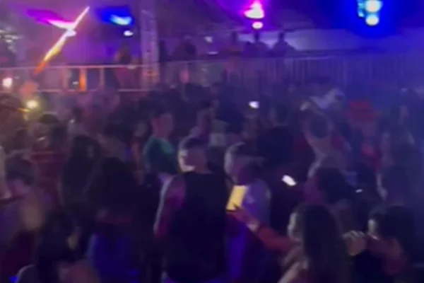 Arma para o alto e briga generalizada. Como era festa na boate do CV