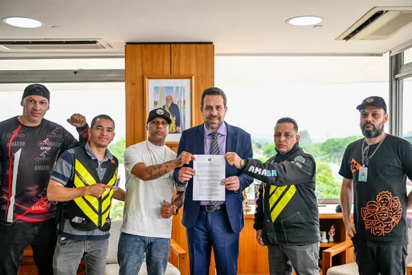 Boulos recebe entregadores de app no Planalto