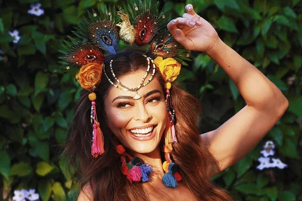 Juliana Paes comemora volta de novela: “Minha primeira vilã”