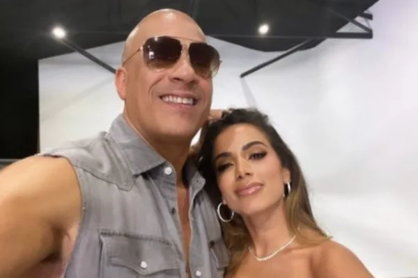 Após anunciar música em Velozes e Furiosos, Anitta posa com Vin Diesel