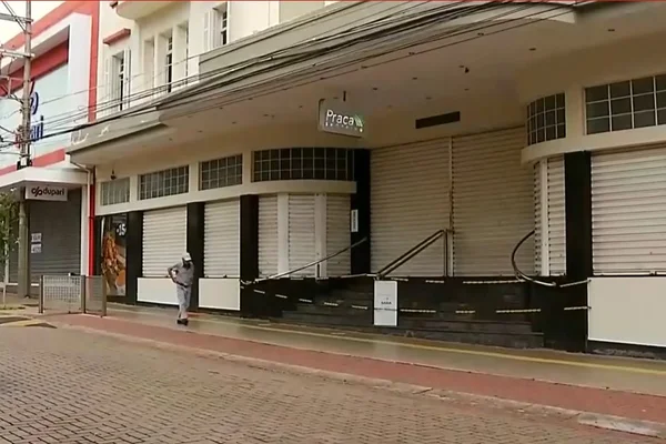 S. José Rio Preto - Homem anda em cidade fechada