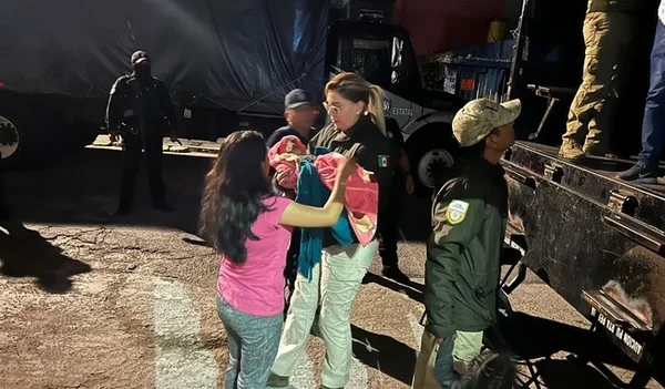 Fotografia colorida de migrantes encontrados dentro de conteiner no México