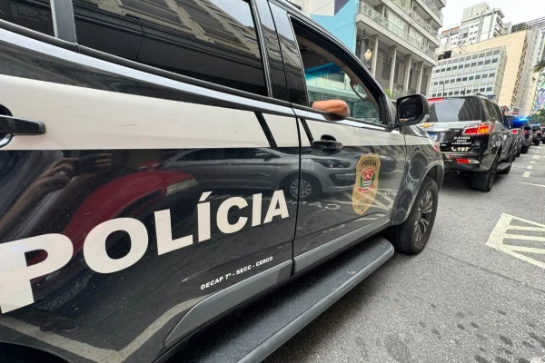 Imagem colorida mostra viatura da polícia civil