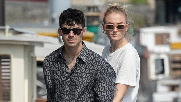 Cãozinho de Sophie Turner e Joe Jonas morre após ser atropelado