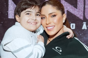 Manu Bahtidão e o filho, Theo, posam juntos e sorridentes