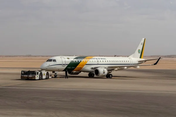 Foto colorida de avião da FAB, no Cairo, à espera de brasileiros que deixaram a Faixa de Gaza