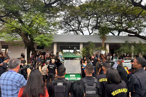Entre familiares, amigos e colegas de profissão, dezenas de pessoas lotaram a capela 2 do cemitério Campo da Esperança, em Taguatinga, para se despedir de Jorny Thiago Abreu Adorno. Morto aos 23 anos no último domingo (13/10), o agente de segurança privada foi velado sob forte comoção nesta terça-feira (15/10).