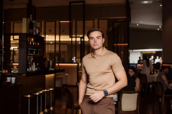 Fotógrafo Allan Rrod celebra aniversário em noite de pura elegância