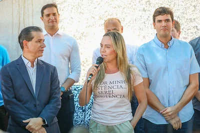 A governadora em exercício do DF, Celina Leão, fala durante entrega de ônibus escolares ao lado de outras autoridades. Ela fala em microfone - Metrópoles