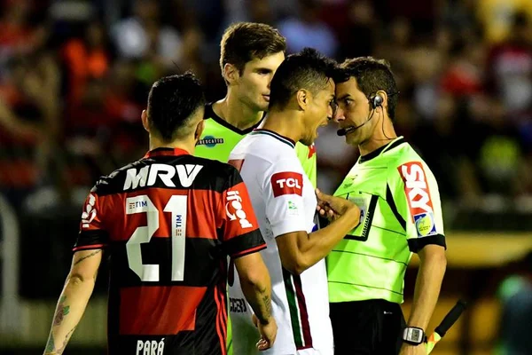 Inspetor avisou árbitro de gol impedido no Fla-Flu: “A TV sabe”