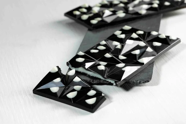 Chocolate preto com pontinhos brancos
