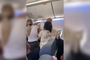 Segundo as vítimas, as duas solicitaram que uma passageira que levava uma criança de colo desocupasse o assento da janela que haviam adquirido. O pedido motivou o início das ofensas.
