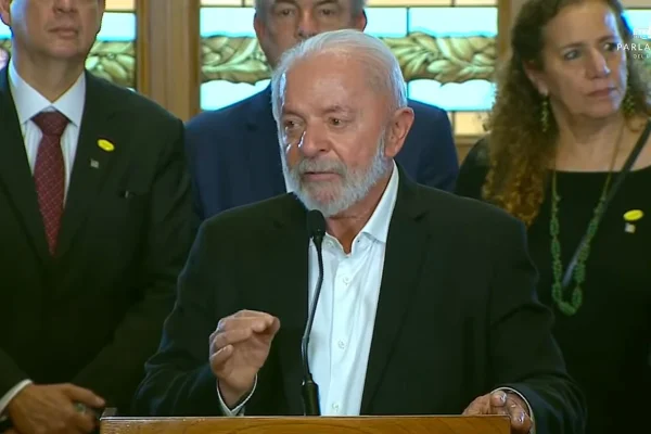 lula após velório mujica - Metrópoles