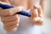 A diabetes surge devido ao aumento da glicose no sangue, que é chamado de hiperglicemia. Isso ocorre como consequência de defeitos na secreção ou na ação do hormônio insulina, que é produzido no pâncreas A diabetes surge devido ao aumento da glicose no sangue, que é chamado de hiperglicemia. Isso ocorre como consequência de defeitos na secreção ou na ação do hormônio insulina, que é produzido no pâncreas