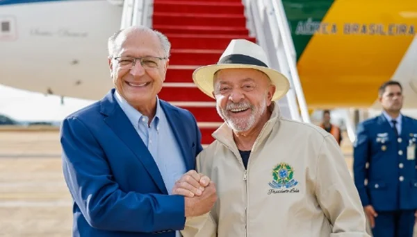 Presidente Lula e o vice-presidente Geraldo Alckmin na base área de Brasília