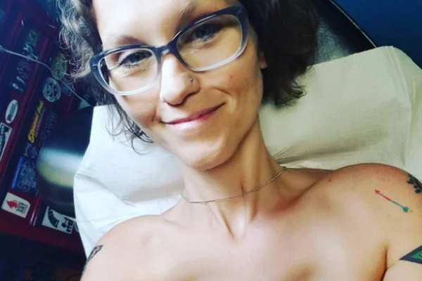 Americana faz tatuagem da Mulher Maravilha nas mamas após câncer