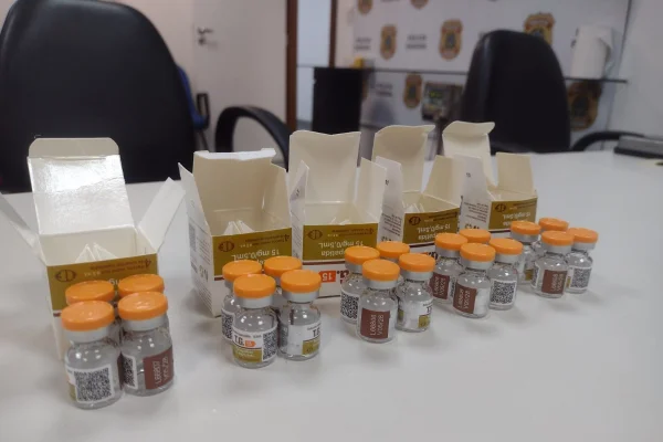 Imagem colorida mostra ampolas de remédio para emagrecimento - Metrópoles