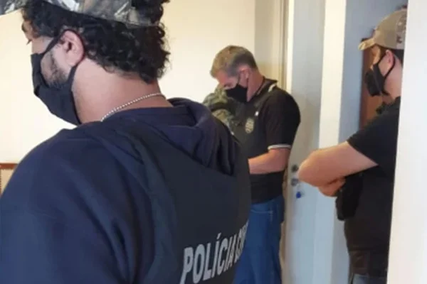 Morador preso por ameaçar síndico responde por homofobia e porte ilegal