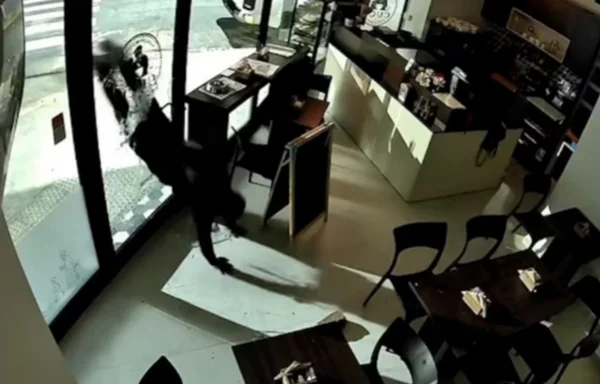 Assaltante invade cafeteria recém-inaugurada a cabeçadas na Argentina - Metrópoles