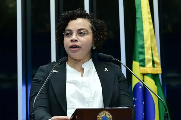 Imagem colorida mostra encarregada de negócios de Israel no Brasil - Metrópoles