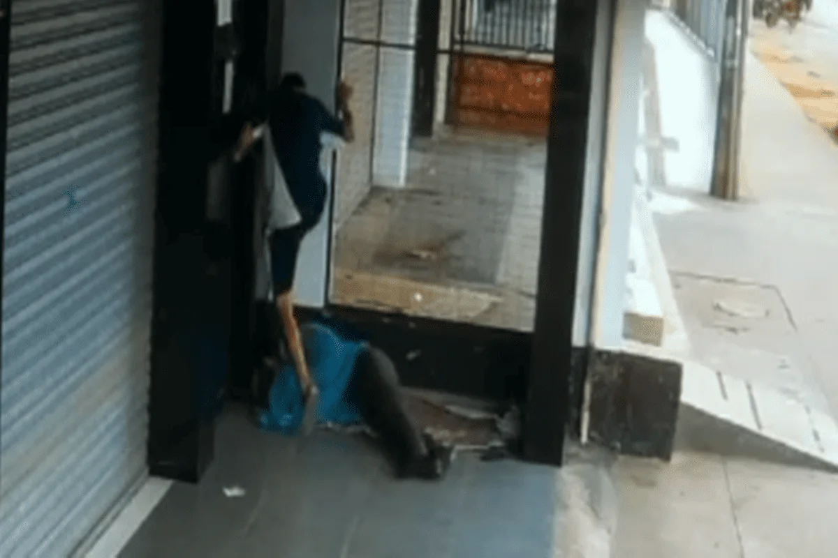 Jovem espanca morador de rua após flagrar homem se masturbando em público