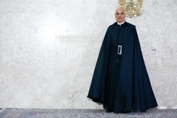 foto colorida de alexandre de moraes em frente a uma parede branca - Metrópoles