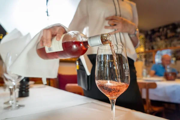 Verão: saiba por que os vinhos rosés são ótimos para o calor