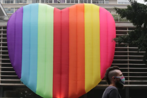 Foto colorida de homenagem à comunidade LGBTQIA+ na cidade de São Paulo - Metrópoles