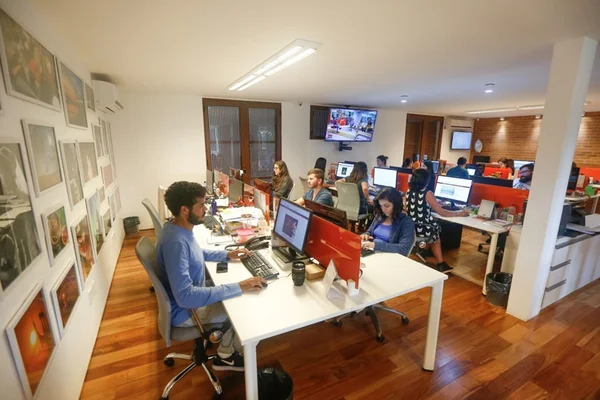Metrópoles e comitiva de empreendedores brasileiros embarcam para China