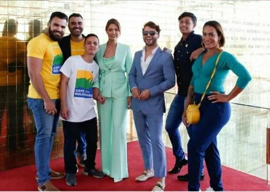 Primeira-dama Michelle Bolsonaro com apoiadores LGBTQI+ do presidente Jair Bolsonaro