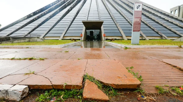 Teatro Nacional está completamente entregue ao lixo e ao entulho