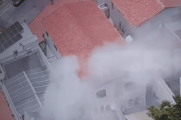 Imagem colorida de incêndio em casa na zona norte - Metrópoles
