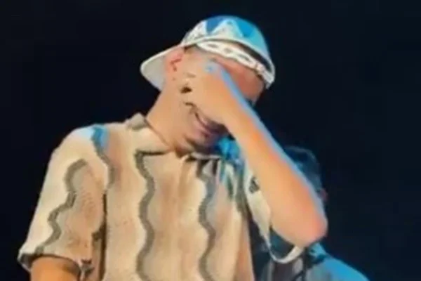 Vídeo: João Gomes chora ao reecontrar professora durante show