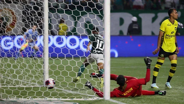Rony decide e Palmeiras garante vaga na semifinal do Paulistão