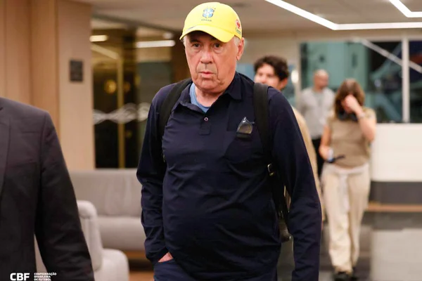 Foto colorida de Carlo Ancelotti chega ao Rio de Janeiro - Metrópoles