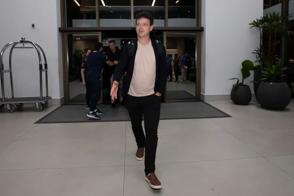 Imagem colorida de Fernando Diniz entrando em hotel - Metrópoles