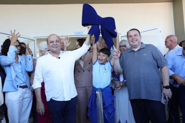 Escola pública de libras e português escrito é inaugurada no DF