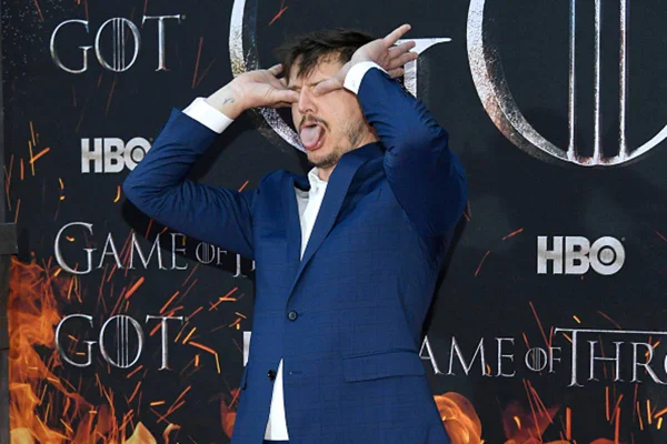 Ator Pedro Pascal com as mãos nos olhos - Metrópoles