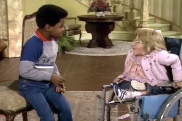 Foto colorida de Melanie Watson e Gary Coleman na série Arnold - Metrópoles